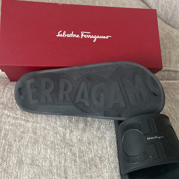 Men’s Salvatore Ferragamo groove black sliders in a size 11 - Picture 3 of 7